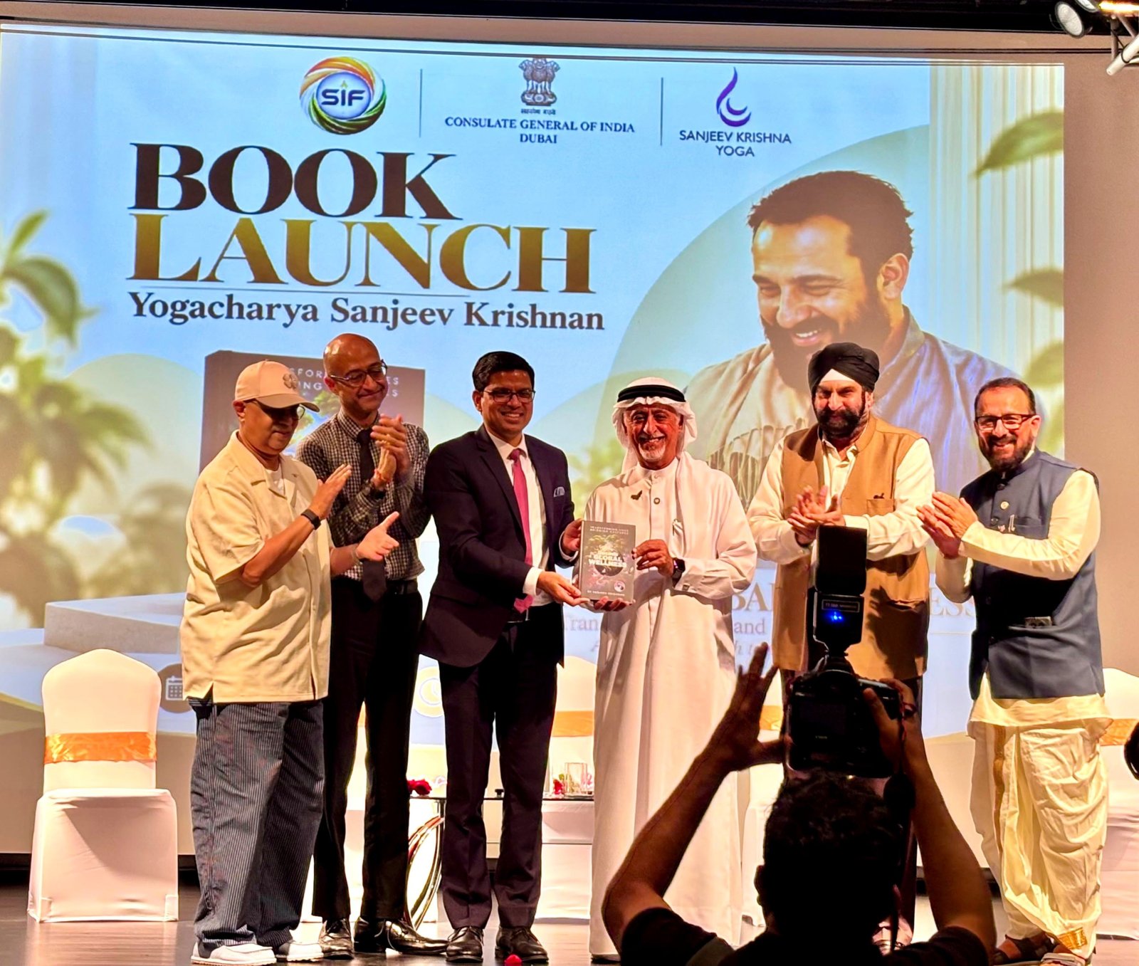 Consul General Dr. E. Vishnu Vardhan Reddy  @cgidubai , along with H.E. Dr. Easa Bastaki, President,  @uniofdubai , Mr. Surinder Singh Khandari, Director, Guru Nanak Darbar Gurudwara, Dubai, and other dignitaries, launched the book “Decode Global Wellness” authored by Yogacharya.