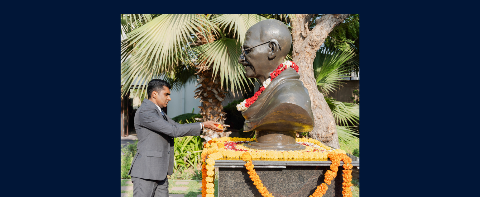 Consul General Shri Satish Sivan paid floral tribute to Gandhi bust on the occasion of Gandhi Jayanti.